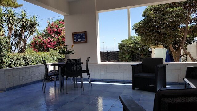 アダウラシー、海向かいのヴィラ