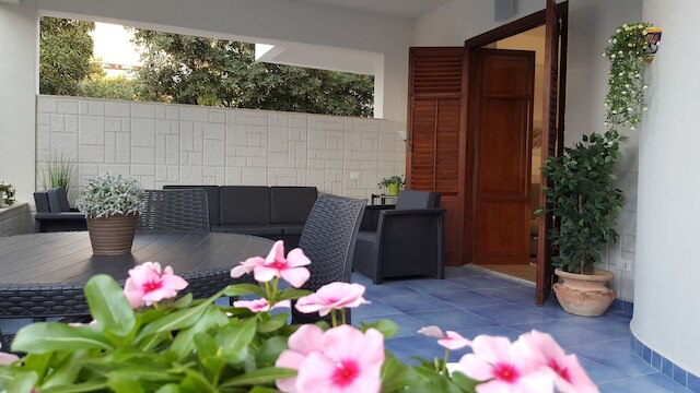 アダウラシー、海向かいのヴィラ