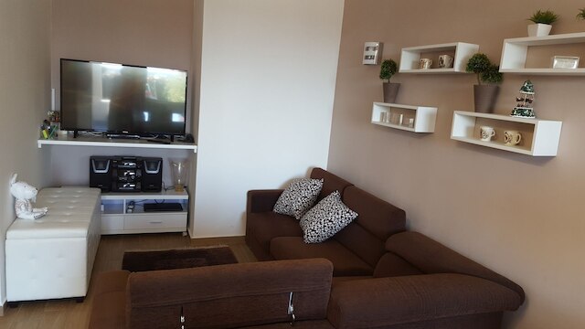 アダウラシー、海向かいのヴィラ