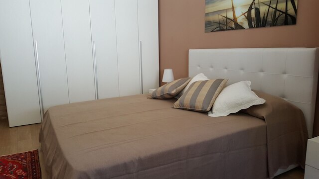 アダウラシー、海向かいのヴィラ