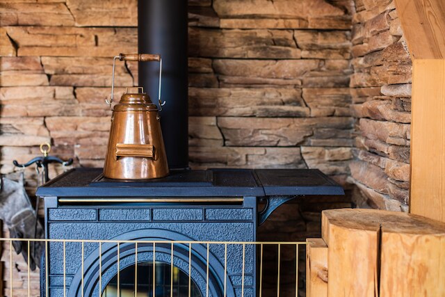 伊豆ハウス ラグジュアリー ログ、快適な暖炉