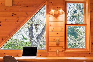 伊豆ハウス ラグジュアリー ログ、快適な暖炉