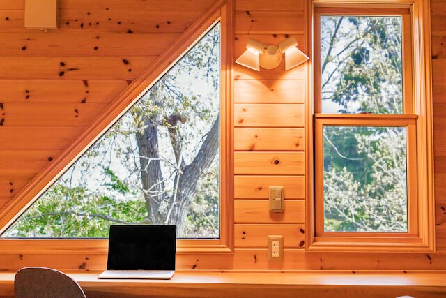 伊豆ハウス ラグジュアリー ログ、快適な暖炉