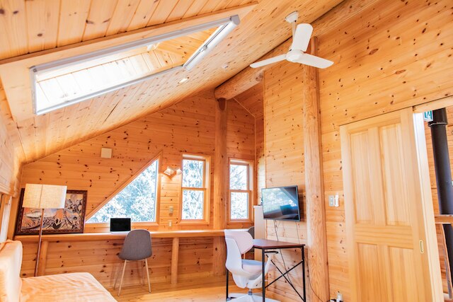 伊豆ハウス ラグジュアリー ログ、快適な暖炉