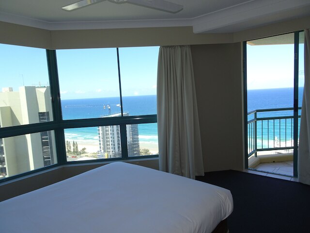 2 アンド 3 ベッドルーム アパートメンツ ウィズン クラウン タワーズ