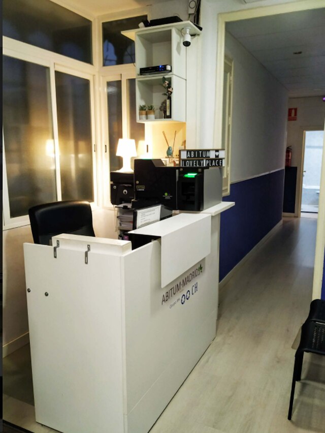 ホスタル アビトム マドリード