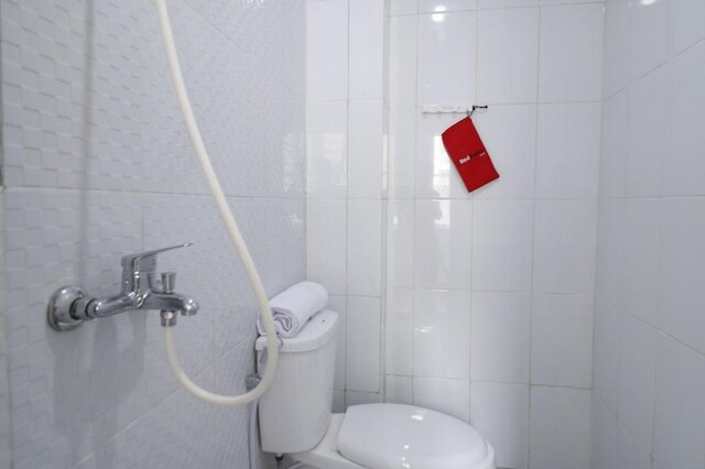 レッドドアーズ プラス シャリア ニア モール ポンドック インダー