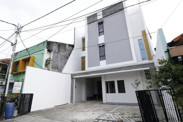 レッドドアーズ プラス シャリア ニア モール ポンドック インダー