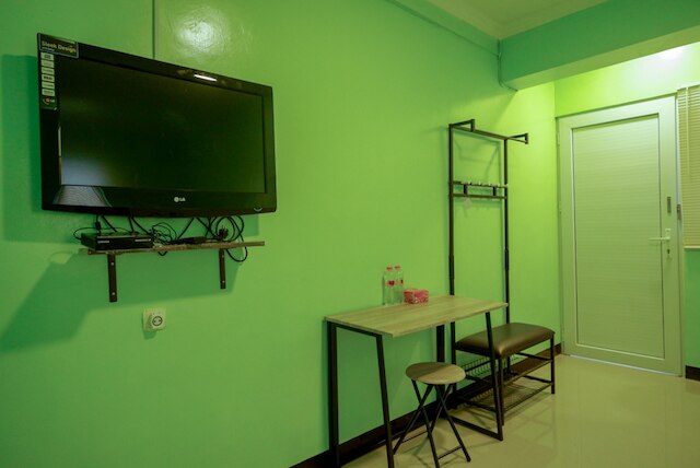 レッドドアーズ アット ジャラン ガトット スブロト スマラン