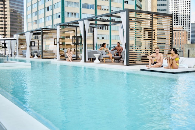 トンプソン・ダラス, ハイアット社