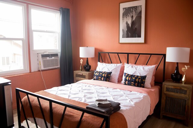 ビバリー ブールバード ! コージー スタジオ ! スリープス 2!