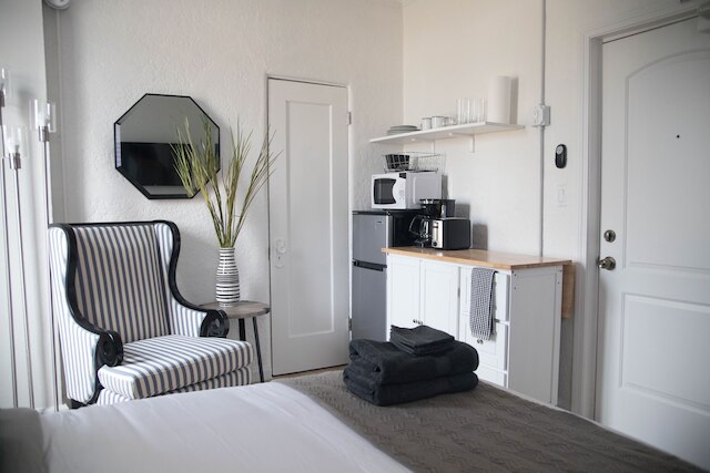 チャーミング スタジオ イン ビバリー ブールバード ! スリープス 2!