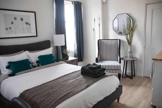 チャーミング スタジオ イン ビバリー ブールバード ! スリープス 2!