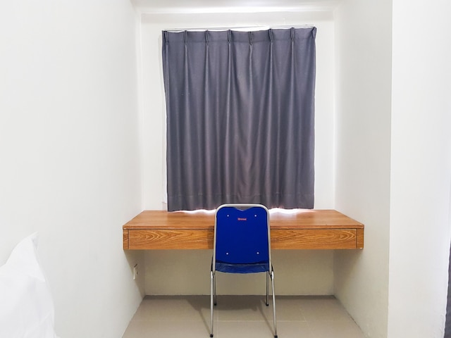 シンプリー ルック スタジオ タマンサリ マホガニー カラワン アパートメント