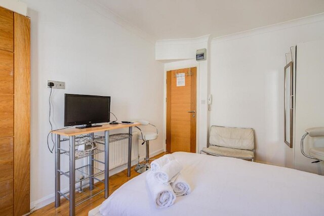 パディントン ステイズ バイ ステイ グル