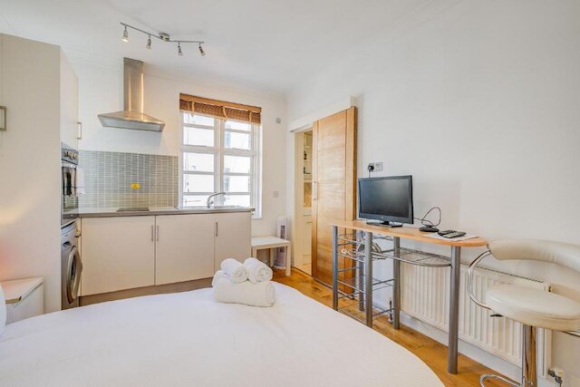 パディントン ステイズ バイ ステイ グル