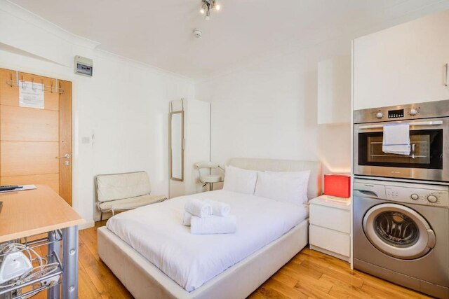 パディントン ステイズ バイ ステイ グル