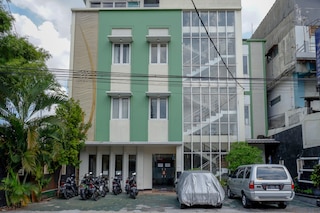 レッドドアーズ ニア レンプヤンガン トレイン ステーション