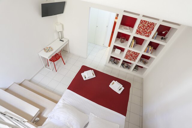 リトル ジェム ロケーテッド フー メーターズ フロム ドゥオーモ