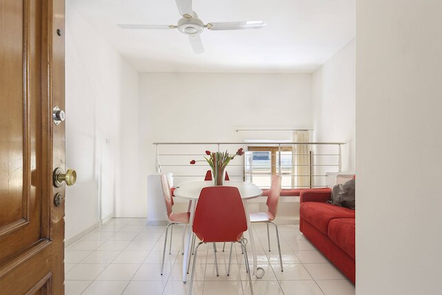 リトル ジェム ロケーテッド フー メーターズ フロム ドゥオーモ