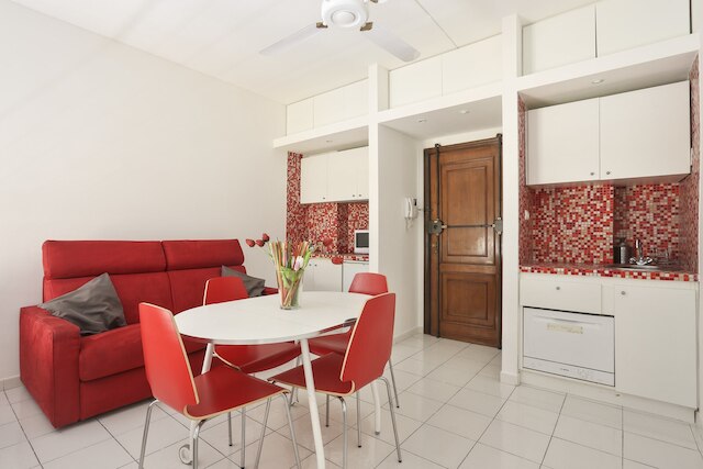 リトル ジェム ロケーテッド フー メーターズ フロム ドゥオーモ