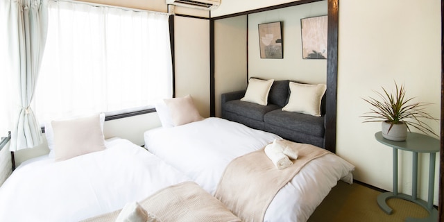 新宿まで徒歩圏内 | 最寄り駅まで徒歩 4 分 | 3 ベッドルーム一棟貸切 75㎡ | 最大 10 名様まで宿泊可能 | ファミリー向け | 高速 Wi-Fi 完備 | 東京都渋谷区