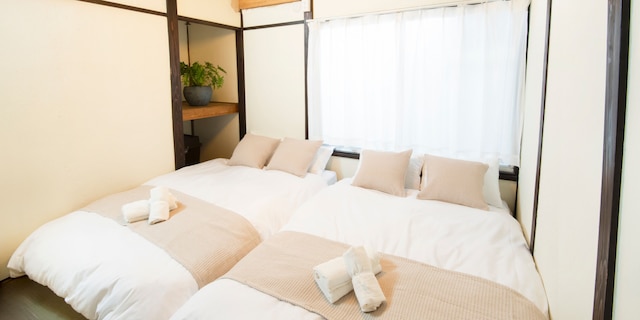 新宿まで徒歩圏内 | 最寄り駅まで徒歩 4 分 | 3 ベッドルーム一棟貸切 75㎡ | 最大 10 名様まで宿泊可能 | ファミリー向け | 高速 Wi-Fi 完備 | 東京都渋谷区