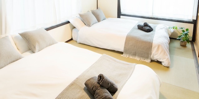 新宿まで徒歩圏内 | 最寄り駅まで徒歩 4 分 | 3 ベッドルーム一棟貸切 75㎡ | 最大 10 名様まで宿泊可能 | ファミリー向け | 高速 Wi-Fi 完備 | 東京都渋谷区