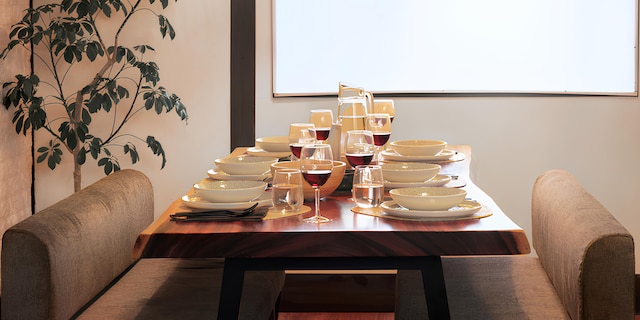 新宿まで徒歩圏内 | 最寄り駅まで徒歩 4 分 | 3 ベッドルーム一棟貸切 75㎡ | 最大 10 名様まで宿泊可能 | ファミリー向け | 高速 Wi-Fi 完備 | 東京都渋谷区