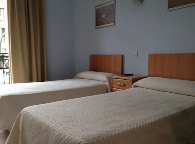 ホスタル デルフォス