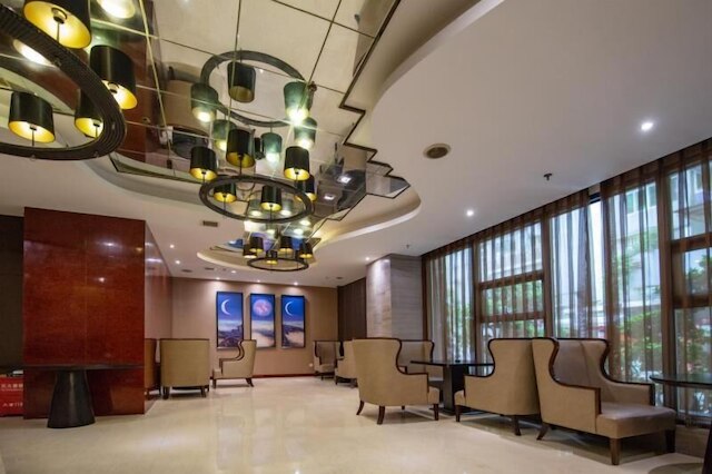 ミンシャン ユエンリン グランド ホテル (重慶岷山園林大酒店)