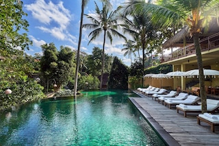 コマネカ・アット・ラサ・サヤン