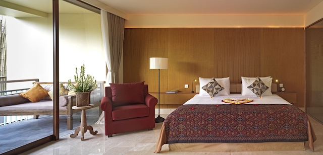 コマネカ・アット・ラサ・サヤン