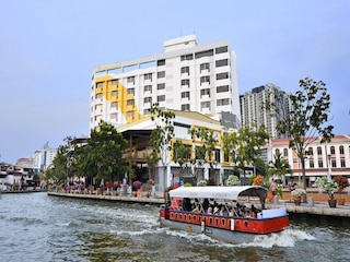 サンデー マラッカ フォーマリー トゥン ファティマ