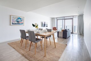 スーパーブ アンド モダン11ッドルーム オン ア プレミア ウォーターフロント ロケーション !