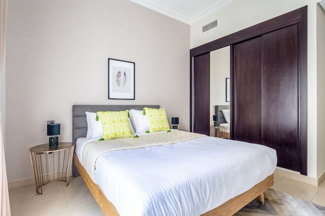 シック ベッドーム ウィズ スチュディ イン ザ ハート オブ ダウンタウン ドバイ !