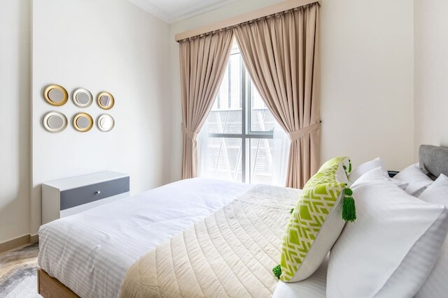 シック ベッドーム ウィズ スチュディ イン ザ ハート オブ ダウンタウン ドバイ !