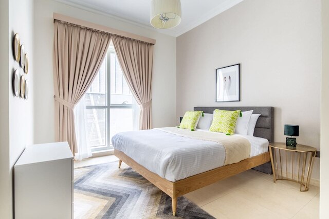 シック ベッドーム ウィズ スチュディ イン ザ ハート オブ ダウンタウン ドバイ !