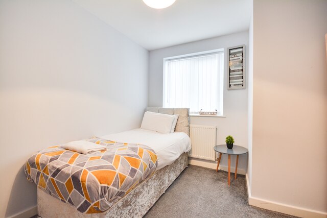 コージー 2 ベッドルーム アパートメント ウィズ パーキング