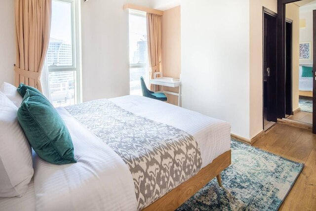 ラグジュリアス リビング イン シィス ベッドルーム ウィズ スチュディ イン ダウンタウン ドバイ - スリープス 5!