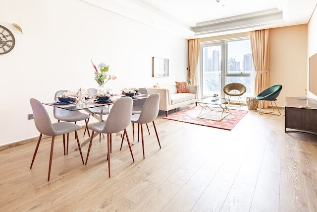 ラグジュリアス リビング イン シィス ベッドルーム ウィズ スチュディ イン ダウンタウン ドバイ - スリープス 5!