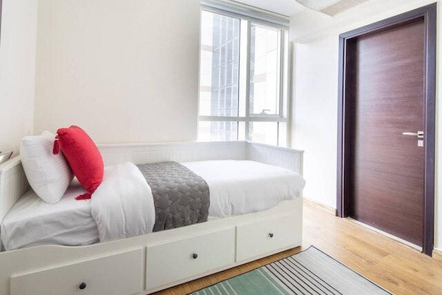 スタニング2 ベッドルーム ウィズ スチュディ イン プライム ダウンタウン ドバイ - スリープス 5!