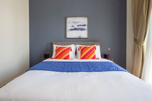 スタニング2 ベッドルーム ウィズ スチュディ イン プライム ダウンタウン ドバイ - スリープス 5!