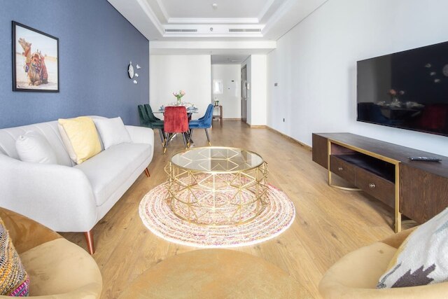 スタニング2 ベッドルーム ウィズ スチュディ イン プライム ダウンタウン ドバイ - スリープス 5!