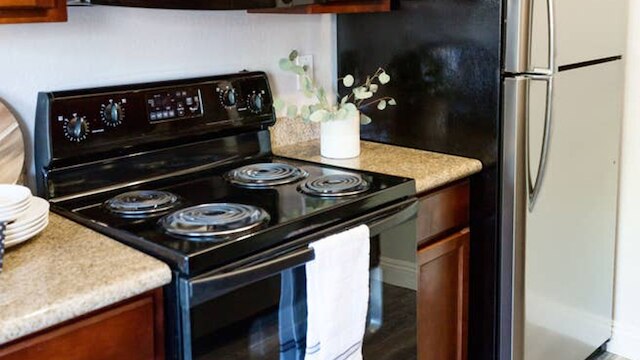 スタイリッシュ オールド タウン 2 ベッドルーム グラウンド フロア コンド