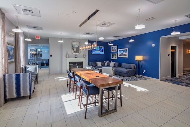 カラー ステート カレッジ タペストリー コレクション バイ ヒルトン