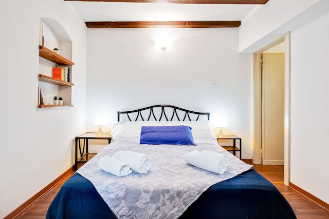 トラ レ ドゥエ トッリ エ ピアッツァ サント ステファノ アパートメント