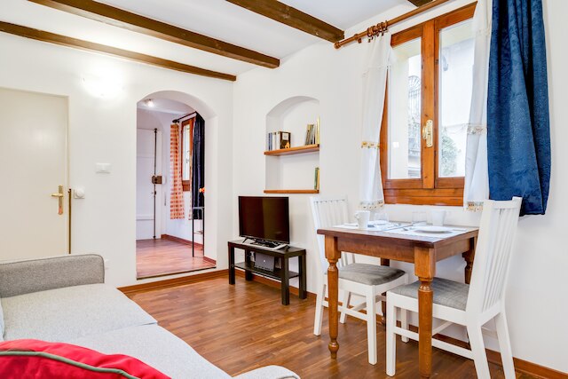 トラ レ ドゥエ トッリ エ ピアッツァ サント ステファノ アパートメント