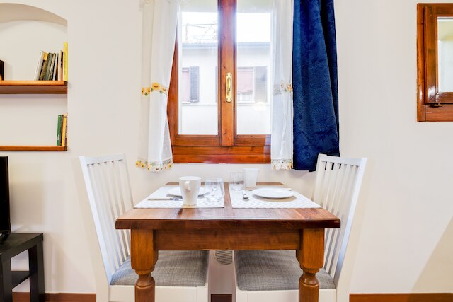 トラ レ ドゥエ トッリ エ ピアッツァ サント ステファノ アパートメント