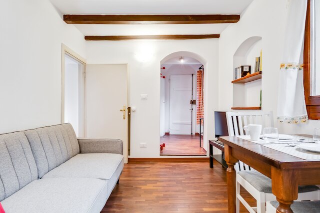 トラ レ ドゥエ トッリ エ ピアッツァ サント ステファノ アパートメント